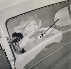 Una donna alla guida, c.1930s da Czech Photographer