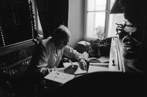 Jiri Mucha seduto alla sua scrivania nella sua casa a Hradcany, Praga da Czech Photographer