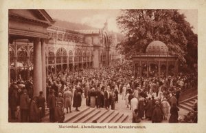 Cartolina raffigurante una folla di persone che assistono a un concerto serale al Kreuzbrunnen