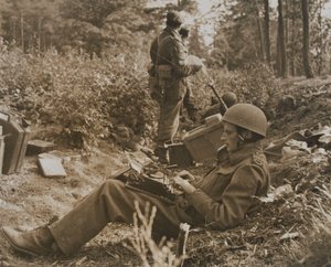 Corrispondente di guerra Alan Wood che scrive un dispaccio