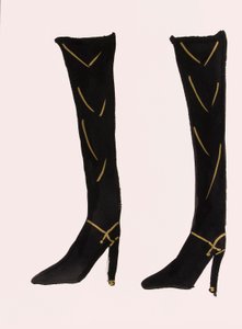 Black Boots, 2017 (inchiostro india nero e pennarello oro su carta) da Daisy de Villeneuve