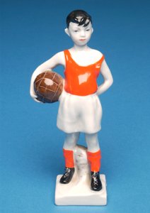 Ragazzo danese con un pallone da calcio (ceramica)