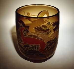Vaso di vetro smaltato raffigurante due Amazzoni che cacciano cervi da Daum Freres