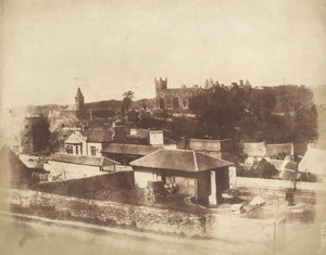 Linlithgow, dalla stazione ferroviaria, con il municipio, la chiesa di San Michele e il palazzo, 1843-1847 (foto) da David Octavius Hill