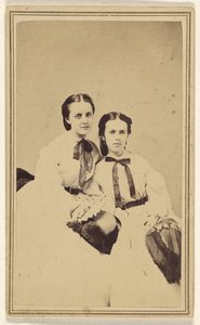 [Due giovani donne non identificate, sedute]. da David R.H. Hoag and Quick
