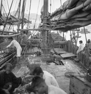 A bordo di una giunca da pesca tipo Yeungkong ad Aberdeen, Hong Kong da David Watkin Waters