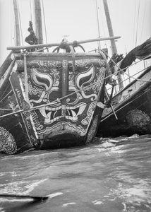 La prua altamente decorativa di un tipo di giunca di Hangchow Bay ormeggiata con altre giunche a Shanghai da David Watkin Waters