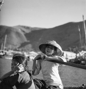 Due giovani ragazze sampan ad Aberdeen, Hong Kong da David Watkin Waters