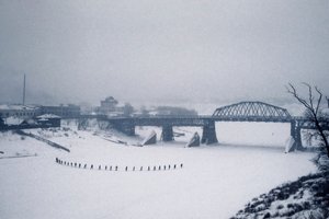 Novosibirsk, fiume Ob, Siberia, URSS, Studenti attraversano a piedi il fiume Ob ghiacciato nella neve, inverno 1976 (foto) da Dean Conger