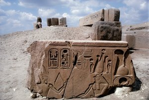 Tanis Egitto, disegni su rovine di pietra nell