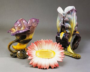 Vaso a forma di convolvolo, cachepot a forma di margherita e vaso a forma di iris, ca 1900, di Delphin Massier, stile Art Nouveau, ceramica barbotine, realizzato a Vallauris, Francia, XX secolo