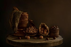Natura morta con noci in stile rustico