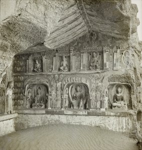 Statue di Buddha e bodhisattva, Grotta 259, parete nord, Grotte di Dunhuang, Cina da Desmond Parsons