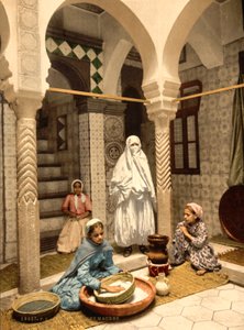 Donne moresche che preparano couscous in un cortile, Algeri, Algeria, c.1899