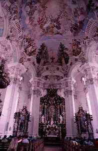 Interno rococò della chiesa, iniziata nel 1727