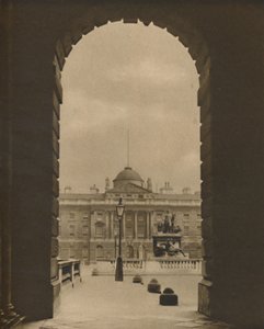 Una vista di passaggio di Somerset House dallo Strand, c1935 da Donald McLeish