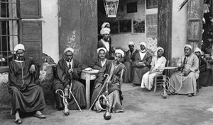 Caffè arabo a Esna, a sud di Luxor, Egitto, c1922
