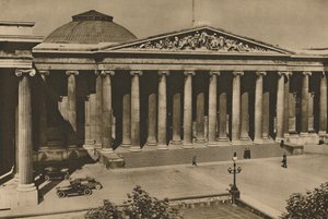 Facciata colonnata del British Museum sul sito della vecchia Montague House, c1935