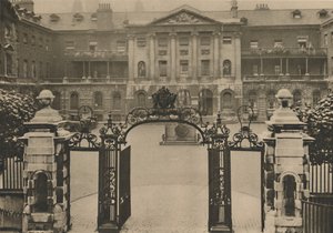 Ingresso al Guys Hospital con la statua del fondatore al centro del cortile, c1935 da Donald McLeish