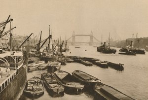 Navigazione nella Pool di Londra: una vista dal London Bridge al Tower Bridge, c1935
