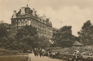 Sezione di Villiers Street del Victoria Garden e una veduta del Cecil Hotel, c1935 da Donald McLeish