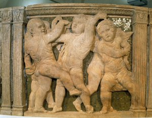 Pergamo del Duomo: angeli musicisti. Bassorilievo di marmo per la cattedra esterna della Cattedrale di Prato, Italia. Scultura realizzata da Donato di Niccolò Donatello