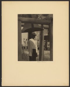 [Uomo nero in piedi sotto una campana] da Doris Ulmann