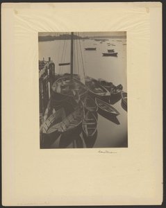 [Porto, barche a vela con scafisti in primo piano]. da Doris Ulmann