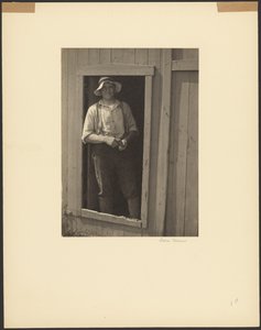 [Uomo con cappello di paglia in piedi all