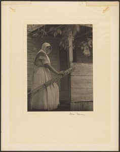 [Giovane donna che sale le scale]