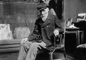 Auguste Renoir (1841-1919), pittore francese, nel suo atelier a Cagnes-sur-Mer (Alpi Marittime), circa 1907