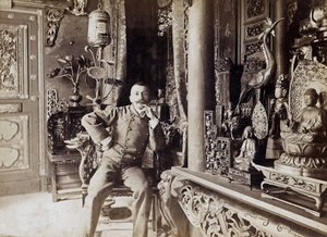 Pierre Loti (1850-1923) scrittore francese, a casa sua a Rochefort, foto di Paul Cardon aka Dornac, c. 1892