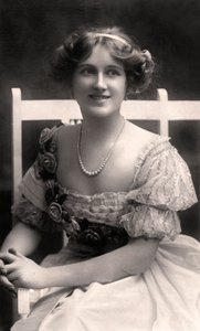 Nina Sevening, attrice britannica