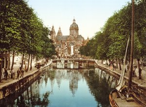 Vista lungo Voorburgwal verso Sint-Nicolaasbasiliek, Amsterdam, pub. c.1900 da Dutch Photographer