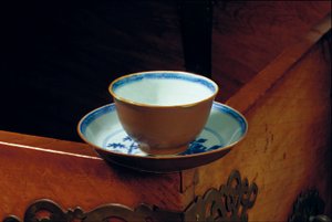 Tazza e piattino in ceramica Batavia, carico della nave affondata "Geldermalsen", c.1750 da Dutch School