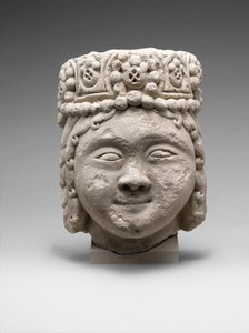 Testa di una figura con copricapo di perline da Dynasty Seljuq