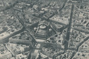 Caratteristica architettonica centrale di Parigi migliorata dalla lungimiranza nella progettazione delle strade, c1935 da ENA