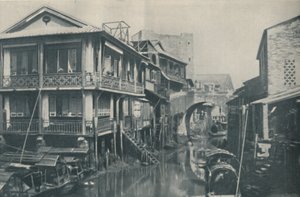 Acque inquinate sotto un ponte che conduce a case infelici di povertà e dolore, c1935 da ENA