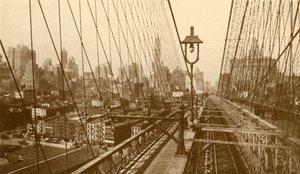 Lower Manhattan visto attraverso la rete di cavi sul ponte sospeso di Brooklyn, c1930 da ENA