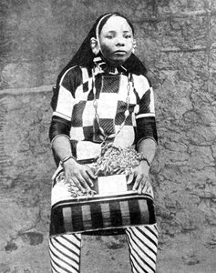 La moglie alla moda di un ricco arabo, Africa, 1936 da ENA