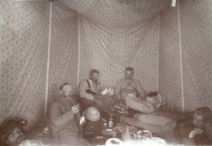 Membri della spedizione Arabah Survey che si rilassano nella loro tenda, 1883 da E. Gordon Hull