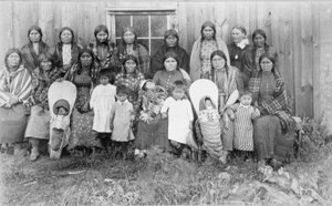 Kate McBeth (m.1915) con le donne della Nez Perce Womens Sewing Society da E. Jane Gay