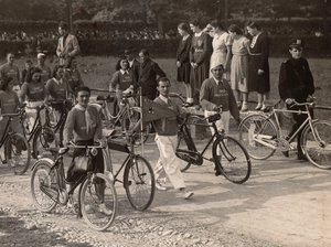 Album "PNF (Partito Nazionale Fascista)": gita in bicicletta dopolavoristica (foto b/n) da E. Montesi