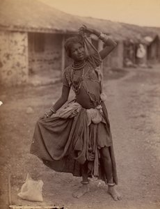 Una ragazza zingara che danza, Kathiawar da E. Taurines