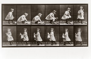 Bambino che gioca con una bambola, Tavola 481 da Animal Locomotion da Eadweard Muybridge