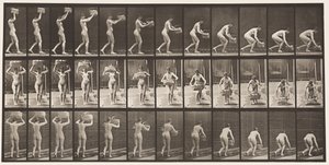 Prendere un cesto da 12 libbre dalla testa e metterlo a terra da Eadweard Muybridge