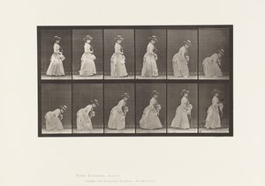 Chinarsi e sollevare un fazzoletto; parasole nella mano sinistra da Eadweard Muybridge
