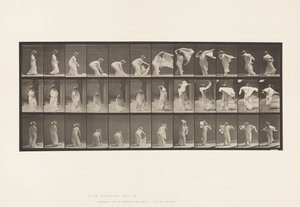 Piatto 233. Sollevando lo scialle, mettendolo intorno alle spalle, girandosi da Eadweard Muybridge