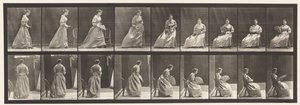 Sedersi e sventolare un ventaglio da Eadweard Muybridge