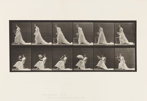 Mettere una sedia, sedersi e sventolare un ventaglio da Eadweard Muybridge